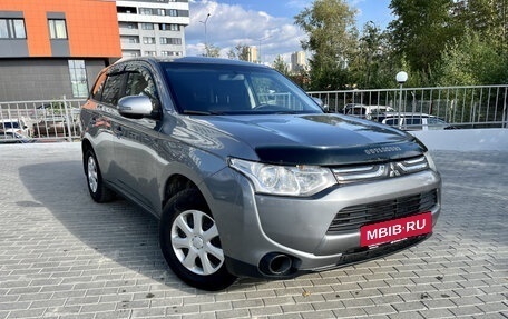 Mitsubishi Outlander III рестайлинг 3, 2013 год, 1 419 000 рублей, 2 фотография