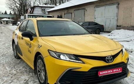 Toyota Camry, 2021 год, 1 950 000 рублей, 1 фотография