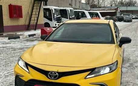 Toyota Camry, 2021 год, 1 950 000 рублей, 2 фотография