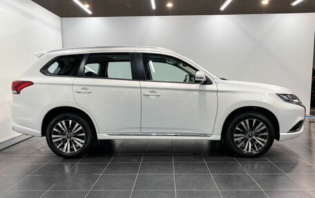 Mitsubishi Outlander III рестайлинг 3, 2022 год, 3 320 000 рублей, 8 фотография