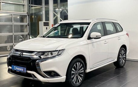 Mitsubishi Outlander III рестайлинг 3, 2022 год, 3 320 000 рублей, 2 фотография