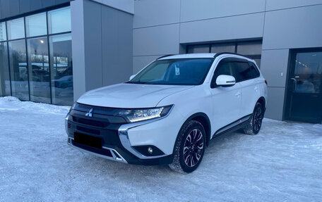 Mitsubishi Outlander III рестайлинг 3, 2021 год, 3 299 000 рублей, 1 фотография