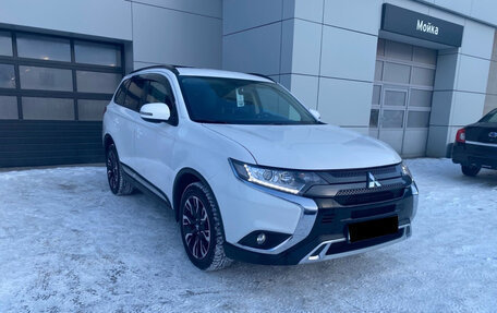 Mitsubishi Outlander III рестайлинг 3, 2021 год, 3 299 000 рублей, 3 фотография