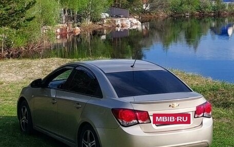 Chevrolet Cruze II, 2010 год, 800 000 рублей, 3 фотография