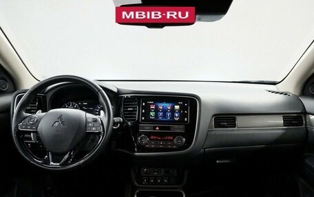 Mitsubishi Outlander III рестайлинг 3, 2019 год, 3 190 000 рублей, 10 фотография