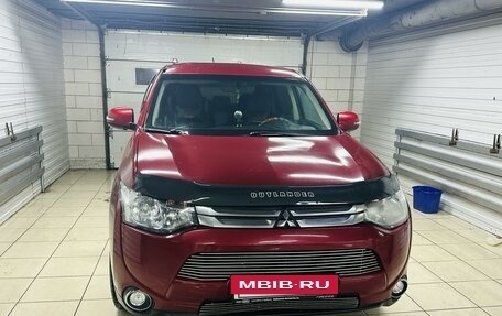 Mitsubishi Outlander III рестайлинг 3, 2014 год, 1 700 000 рублей, 4 фотография