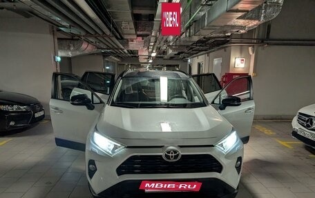 Toyota RAV4, 2021 год, 3 550 000 рублей, 9 фотография