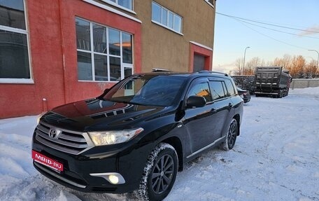 Toyota Highlander III, 2013 год, 1 880 000 рублей, 1 фотография