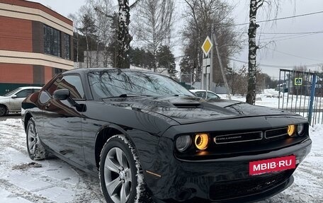 Dodge Challenger III рестайлинг 2, 2017 год, 3 000 000 рублей, 2 фотография