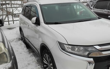 Mitsubishi Outlander III рестайлинг 3, 2018 год, 2 480 000 рублей, 1 фотография