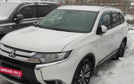 Mitsubishi Outlander III рестайлинг 3, 2018 год, 2 480 000 рублей, 3 фотография