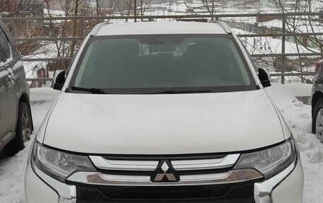 Mitsubishi Outlander III рестайлинг 3, 2018 год, 2 480 000 рублей, 4 фотография