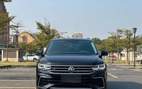 Volkswagen Tiguan II, 2022 год, 3 900 000 рублей, 2 фотография