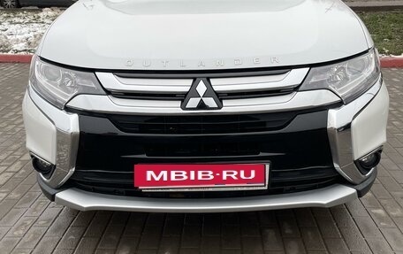 Mitsubishi Outlander III рестайлинг 3, 2018 год, 2 450 000 рублей, 4 фотография