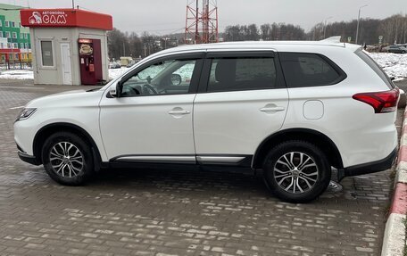 Mitsubishi Outlander III рестайлинг 3, 2018 год, 2 450 000 рублей, 17 фотография