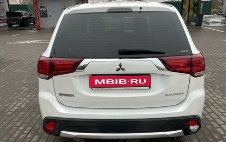 Mitsubishi Outlander III рестайлинг 3, 2018 год, 2 450 000 рублей, 13 фотография