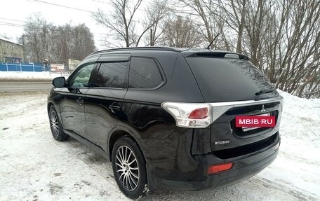 Mitsubishi Outlander III рестайлинг 3, 2014 год, 1 300 000 рублей, 3 фотография