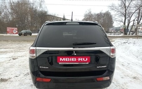 Mitsubishi Outlander III рестайлинг 3, 2014 год, 1 300 000 рублей, 4 фотография