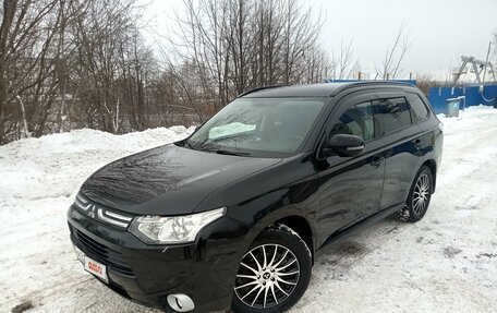 Mitsubishi Outlander III рестайлинг 3, 2014 год, 1 300 000 рублей, 19 фотография