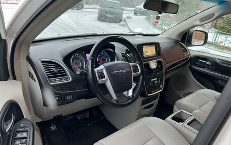 Chrysler Town & Country V рестайлинг, 2011 год, 1 785 000 рублей, 2 фотография