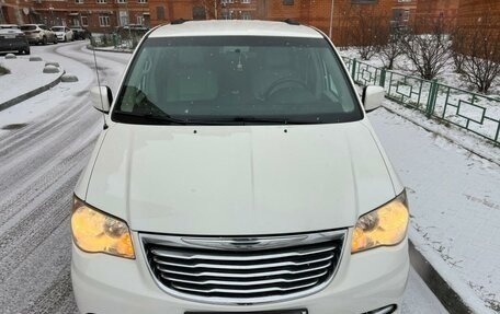 Chrysler Town & Country V рестайлинг, 2011 год, 1 785 000 рублей, 27 фотография