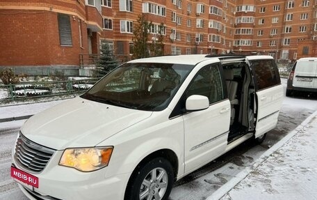 Chrysler Town & Country V рестайлинг, 2011 год, 1 785 000 рублей, 22 фотография