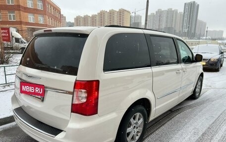 Chrysler Town & Country V рестайлинг, 2011 год, 1 785 000 рублей, 23 фотография