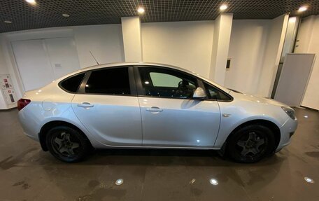 Opel Astra J, 2013 год, 940 000 рублей, 2 фотография