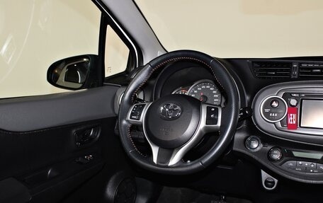 Toyota Yaris III рестайлинг, 2013 год, 1 147 000 рублей, 13 фотография