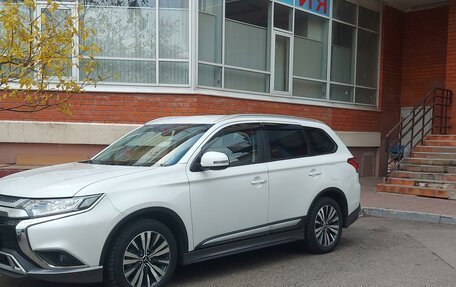 Mitsubishi Outlander III рестайлинг 3, 2019 год, 1 750 000 рублей, 1 фотография