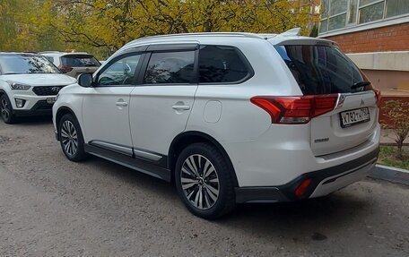 Mitsubishi Outlander III рестайлинг 3, 2019 год, 1 750 000 рублей, 2 фотография