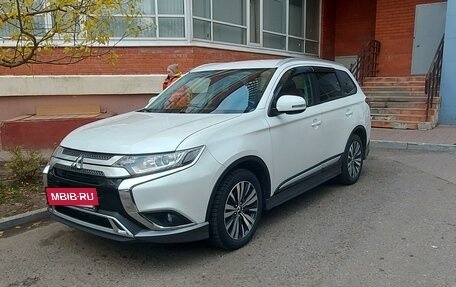 Mitsubishi Outlander III рестайлинг 3, 2019 год, 1 750 000 рублей, 4 фотография