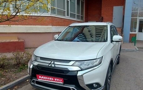 Mitsubishi Outlander III рестайлинг 3, 2019 год, 1 750 000 рублей, 3 фотография