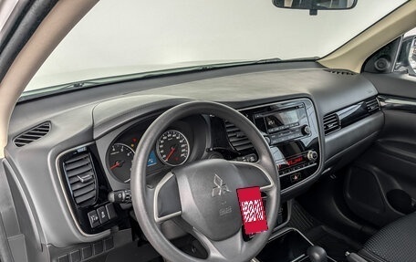 Mitsubishi Outlander III рестайлинг 3, 2021 год, 2 790 000 рублей, 16 фотография