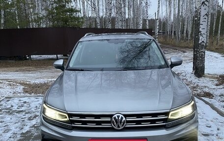 Volkswagen Tiguan II, 2018 год, 3 750 000 рублей, 2 фотография