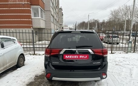 Mitsubishi Outlander III рестайлинг 3, 2015 год, 1 920 000 рублей, 2 фотография