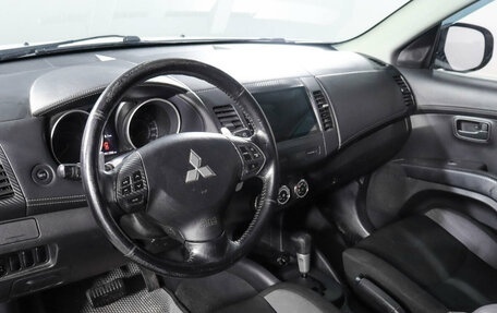 Mitsubishi Outlander III рестайлинг 3, 2010 год, 1 330 000 рублей, 13 фотография