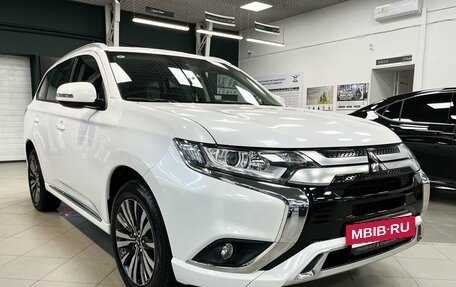 Mitsubishi Outlander III рестайлинг 3, 2022 год, 3 649 000 рублей, 3 фотография