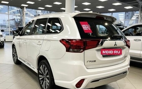 Mitsubishi Outlander III рестайлинг 3, 2022 год, 3 649 000 рублей, 5 фотография