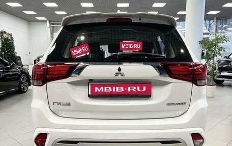 Mitsubishi Outlander III рестайлинг 3, 2022 год, 3 649 000 рублей, 6 фотография