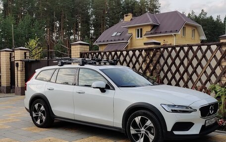 Volvo V60 Cross Country II, 2021 год, 4 600 000 рублей, 3 фотография