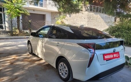 Toyota Prius IV XW50, 2017 год, 2 600 000 рублей, 5 фотография