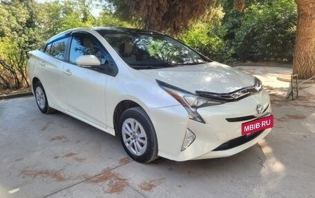 Toyota Prius IV XW50, 2017 год, 2 600 000 рублей, 2 фотография