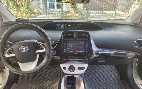 Toyota Prius IV XW50, 2017 год, 2 600 000 рублей, 11 фотография