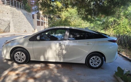 Toyota Prius IV XW50, 2017 год, 2 600 000 рублей, 8 фотография