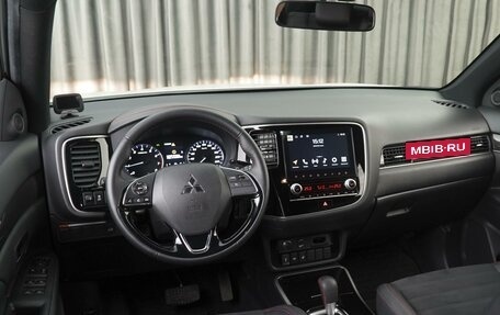 Mitsubishi Outlander III рестайлинг 3, 2021 год, 3 050 000 рублей, 6 фотография