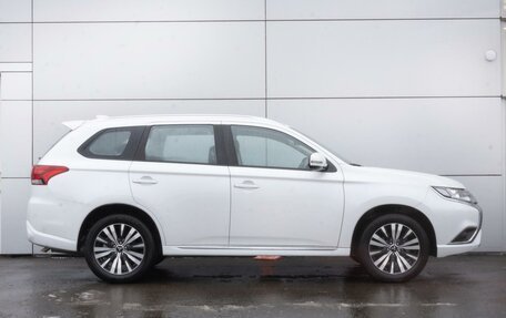 Mitsubishi Outlander III рестайлинг 3, 2022 год, 3 235 000 рублей, 5 фотография