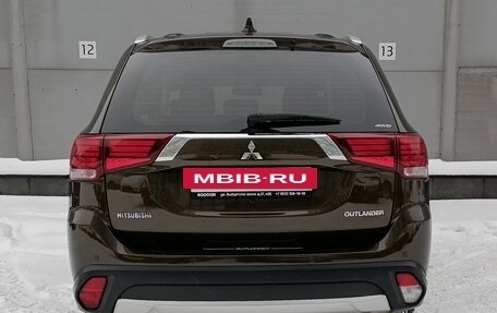 Mitsubishi Outlander III рестайлинг 3, 2018 год, 1 839 000 рублей, 6 фотография