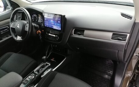 Mitsubishi Outlander III рестайлинг 3, 2018 год, 1 839 000 рублей, 10 фотография