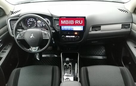 Mitsubishi Outlander III рестайлинг 3, 2018 год, 1 839 000 рублей, 13 фотография